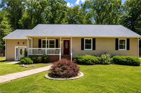 8253 Manor Dr, Gloucester, VA 23061