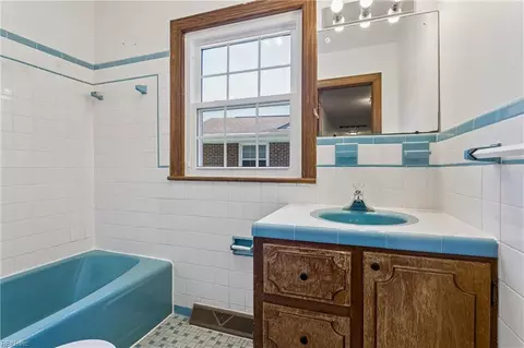 Bath - 1667 Neptune Dr, Hampton, VA 23669 photo 3 of 3