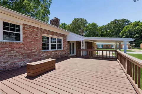 Exterior - 1667 Neptune Dr, Hampton, VA 23669 photo 5 of 8