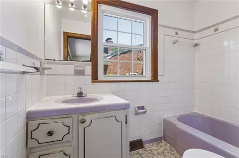 Bath - 1667 Neptune Dr, Hampton, VA 23669 photo 2 of 3