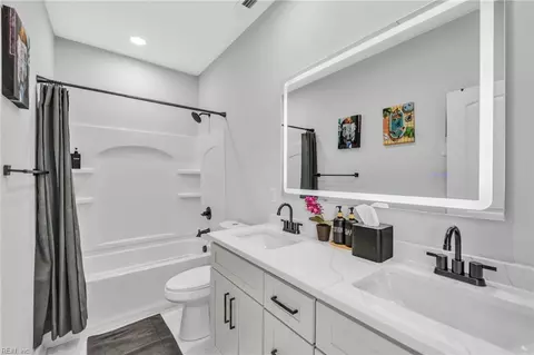 Bath - 714 Ridgeway Ave, Hampton, VA 23661 photo 5 of 6