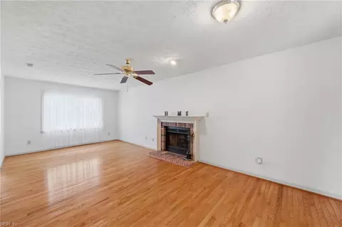 Living - 27 Bonney Ln, Hampton, VA 23669 photo 2 of 5