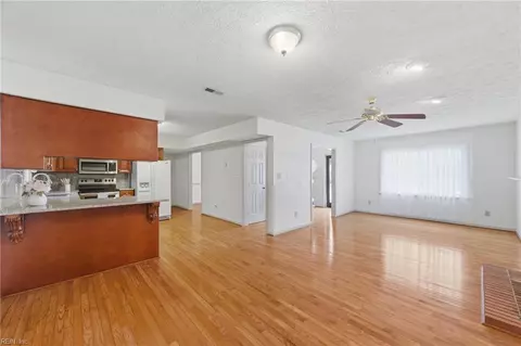 Living - 27 Bonney Ln, Hampton, VA 23669 photo 1 of 5