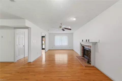 Living - 27 Bonney Ln, Hampton, VA 23669 photo 3 of 5