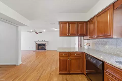Living - 27 Bonney Ln, Hampton, VA 23669 photo 5 of 5