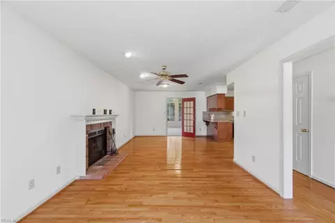 Living - 27 Bonney Ln, Hampton, VA 23669 photo 4 of 5