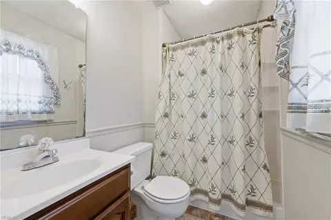 Bath - 27 Bonney Ln, Hampton, VA 23669 photo 2 of 4