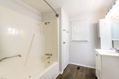 Bath - 42 Fulton St, Hampton, VA 23663 photo 1 of 2