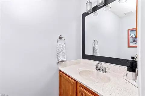 Bath - 4 Mullins Ct, Hampton, VA 23666 photo 5 of 6