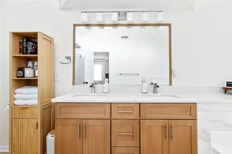 Bath - 4 Mullins Ct, Hampton, VA 23666 photo 3 of 6