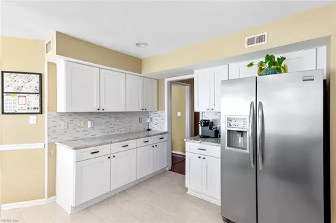Kitchen - 4 Mullins Ct, Hampton, VA 23666 photo 2 of 8