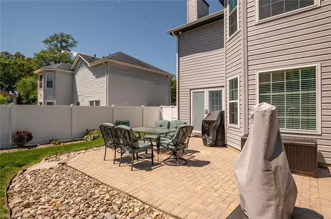 Exterior - 4 Mullins Ct, Hampton, VA 23666 photo 3 of 7