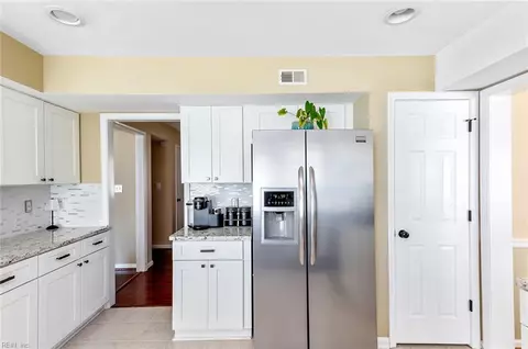 Kitchen - 4 Mullins Ct, Hampton, VA 23666 photo 3 of 8