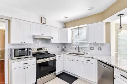 Kitchen - 4 Mullins Ct, Hampton, VA 23666 photo 5 of 8
