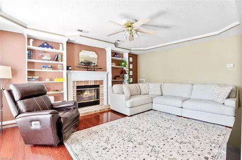 Living - 4 Mullins Ct, Hampton, VA 23666 photo 4 of 4