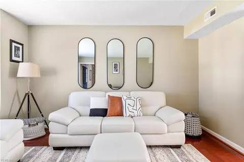 Living - 4 Mullins Ct, Hampton, VA 23666 photo 2 of 4