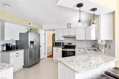 Kitchen - 4 Mullins Ct, Hampton, VA 23666 photo 7 of 8