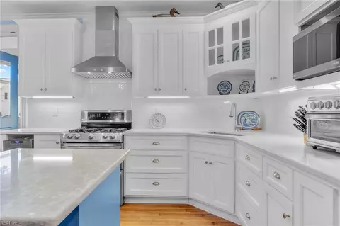 Kitchen - 334 E Pembroke Ave, Hampton, VA 23669 photo 9 of 9