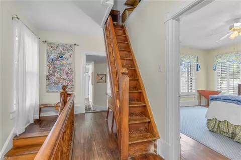 Entry Way - 334 E Pembroke Ave, Hampton, VA 23669 photo 4 of 4