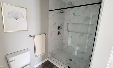 Bath - 651 Vaughan Ave, Hampton, VA 23661 photo 2 of 3