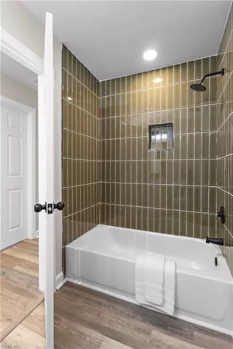 Bath - 726 Hemlock Ave, Hampton, VA 23661 photo 3 of 3