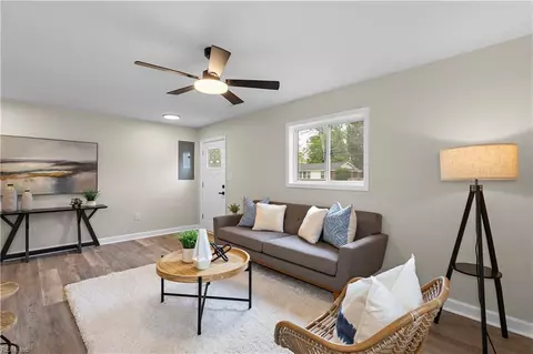 Living - 726 Hemlock Ave, Hampton, VA 23661 photo 2 of 3