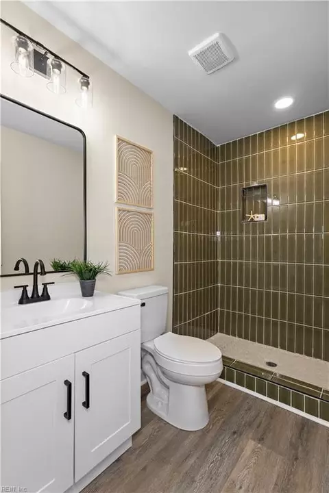 Bath - 726 Hemlock Ave, Hampton, VA 23661 photo 1 of 3