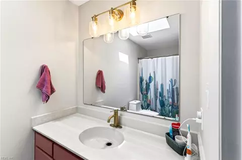 Bath - 206 Admiral Ct, Hampton, VA 23669 photo 2 of 4