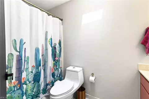 Bath - 206 Admiral Ct, Hampton, VA 23669 photo 3 of 4