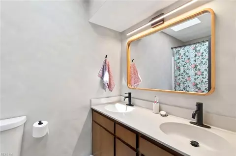 Bath - 206 Admiral Ct, Hampton, VA 23669 photo 4 of 4