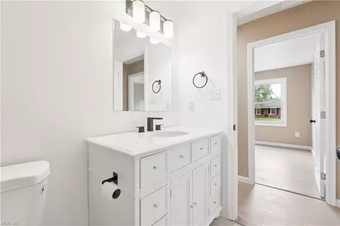Bath - 213 Shawen Dr, Hampton, VA 23669 photo 3 of 3
