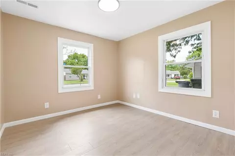 Bedroom - 213 Shawen Dr, Hampton, VA 23669 photo 3 of 6