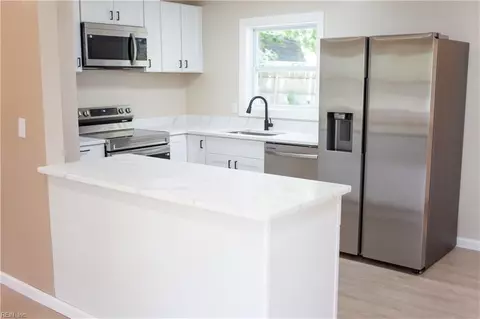 Kitchen - 213 Shawen Dr, Hampton, VA 23669 photo 2 of 4