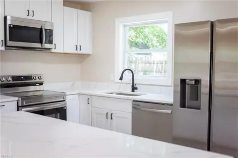Kitchen - 213 Shawen Dr, Hampton, VA 23669 photo 4 of 4