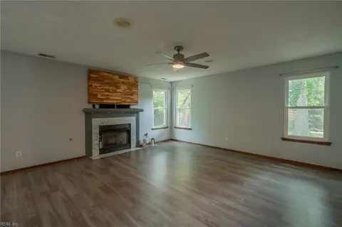 Living - 4100 Scotfield Dr, Chesapeake, VA 23321 photo 8 of 11