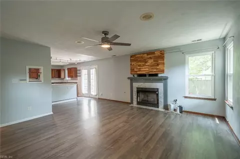 Living - 4100 Scotfield Dr, Chesapeake, VA 23321 photo 9 of 11
