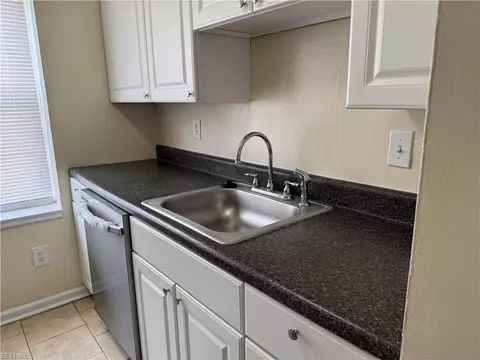 Kitchen - 46 Lucinda Ct, Hampton, VA 23666 photo 2 of 5