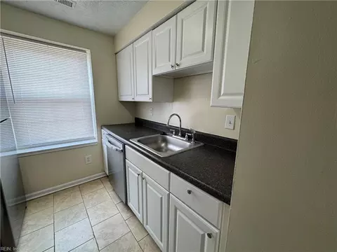 Kitchen - 46 Lucinda Ct, Hampton, VA 23666 photo 3 of 5