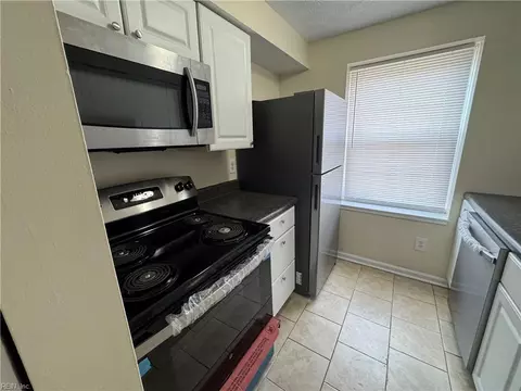 Kitchen - 46 Lucinda Ct, Hampton, VA 23666 photo 4 of 5