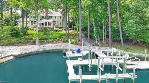 701 Crystal Ln, Virginia Beach, VA 23451