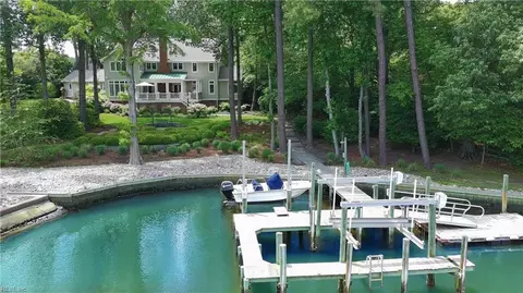 701 Crystal Ln, Virginia Beach, VA 23451