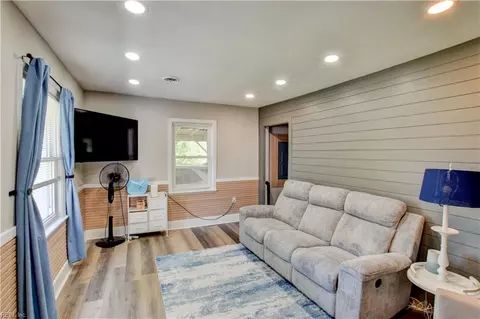 2 Clover St, Hampton, VA 23669 photo 2