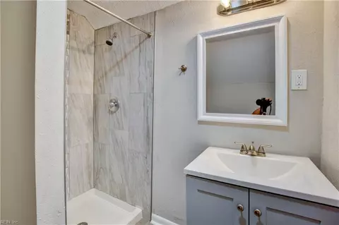 2 Clover St, Hampton, VA 23669 photo 11