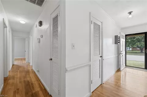 Entry Way - 4113 Taylor Rd, Chesapeake, VA 23321 photo 4 of 7