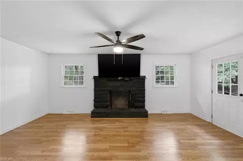 Living - 4113 Taylor Rd, Chesapeake, VA 23321 photo 4 of 7