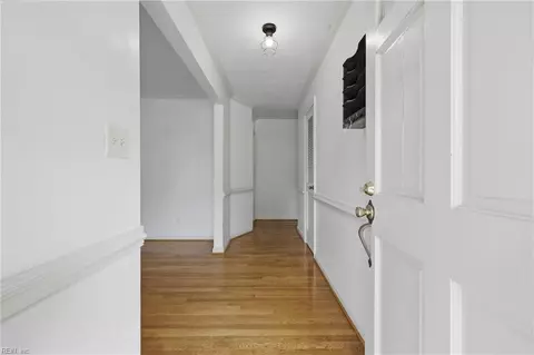 Entry Way - 4113 Taylor Rd, Chesapeake, VA 23321 photo 2 of 7