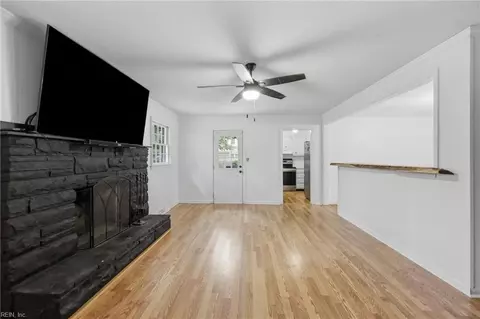 Living - 4113 Taylor Rd, Chesapeake, VA 23321 photo 3 of 7