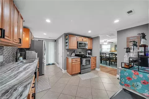 Entry Way - 2204 Rawood Dr, Hampton, VA 23663 photo 5 of 6