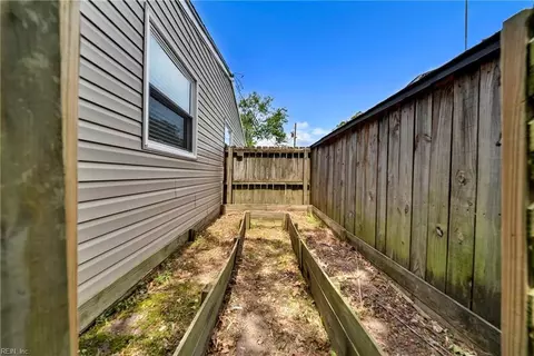 Exterior - 2204 Rawood Dr, Hampton, VA 23663 photo 7 of 9