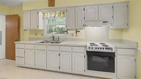 Kitchen - 131 Madrid Dr, Hampton, VA 23669 photo 3 of 5